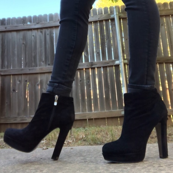 BCBGMAXAZIRA Black Ankle Booties - Picture 2 of 4